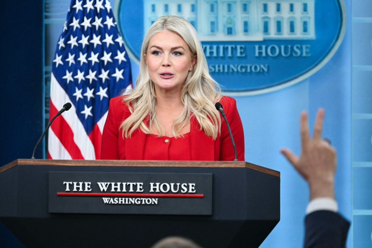 D'Karoline Leavitt bei engem Pressebriefing vum Wäissen Haus am Juli 2026.