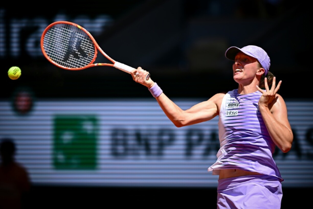 La Polonaise Iga Swiatek lors de son match contre l'Australienne Emerson Jones sur le court Philippe-Chatrier à Roland-Garros le 25 mai 2026 à Paris