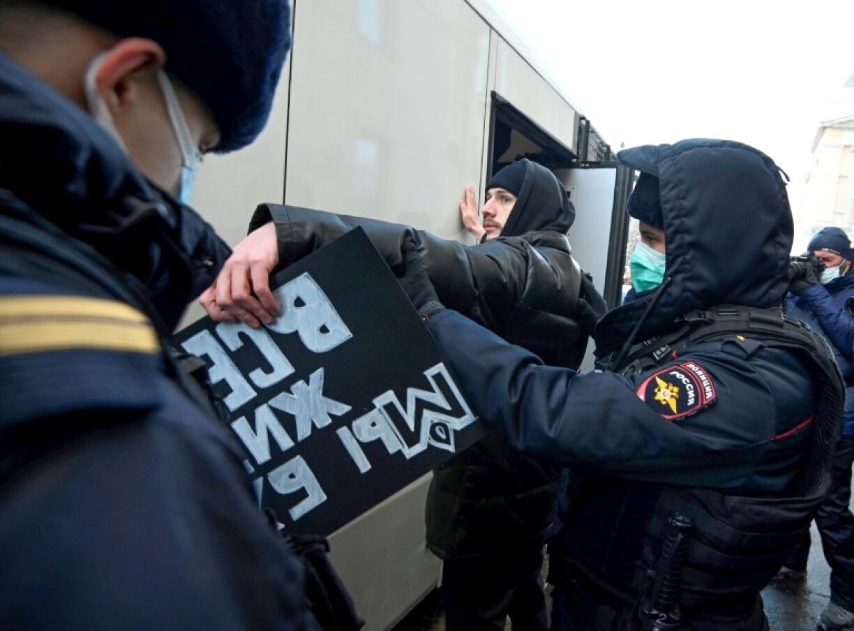 Un manifestant interpellé par la police devant la Cour suprême russe après l'annonce de la dissolution de l'ONG Memorial le 28 décembre 2021 à Moscou
