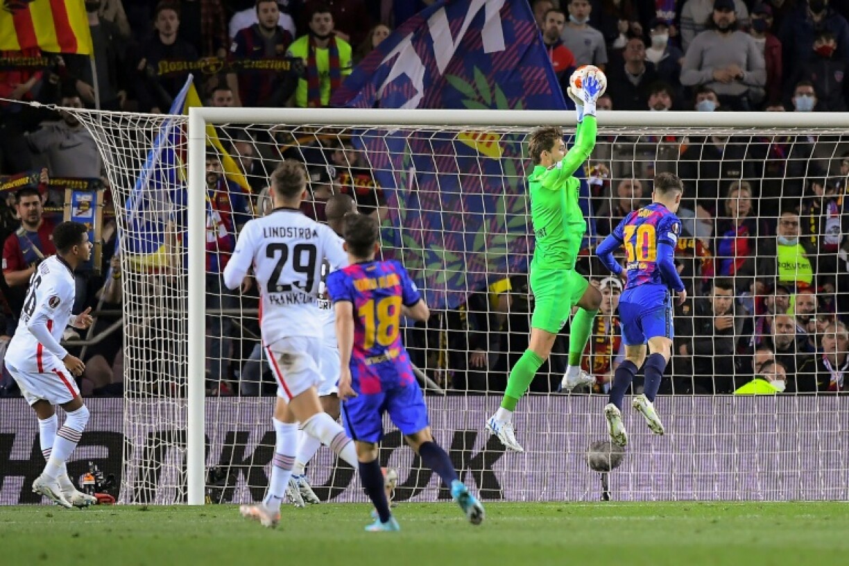 Le gardien de l'Eintracht Kevin Trapp s'impose face aux attaquants du FC Barcelone au Camp Nou, le 14 avril 2022