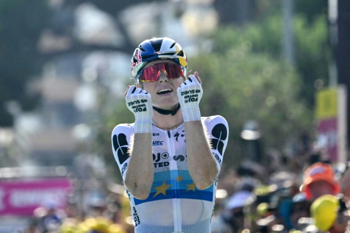 La Néerlandaise Demi Vollering célèbre sa victoire lors de la 8e étape du Tour de France femmes le 8 juillet 2026 à Nice, où elle s'est également emparée du maillot jaune