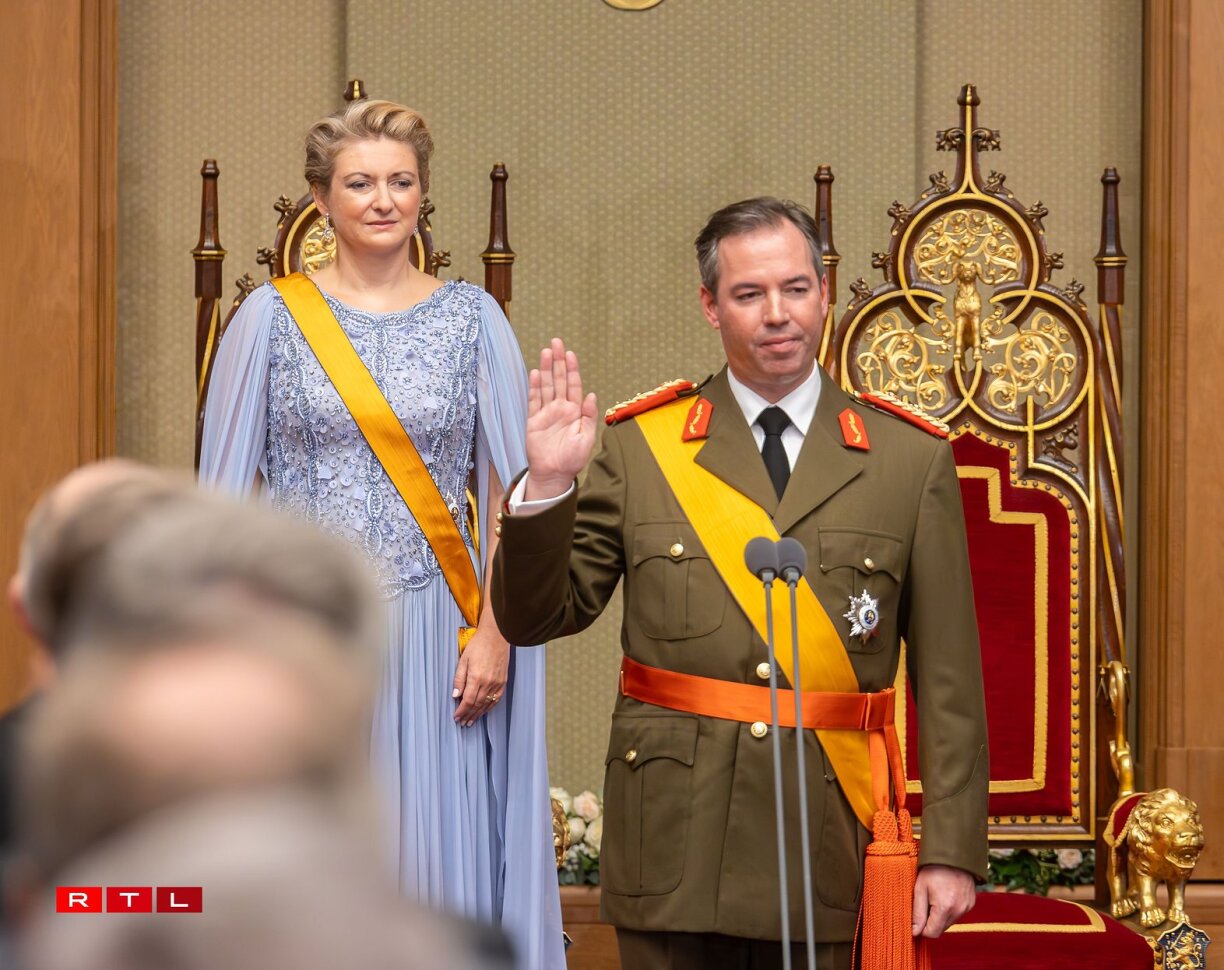 Vendredi 3 octobre 2025 à 11h00: Le déjà Grand-Duc Guillaume prête serment devant le parlement luxembourgeois. À cet instant, il devient le nouveau chef de l'État.