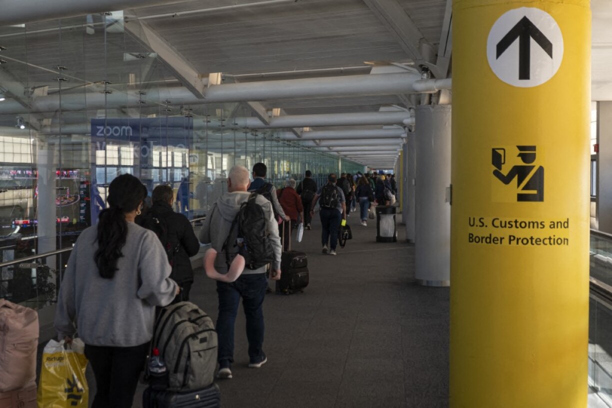 Le service de protection aux frontières à l'aéroport de Newark à New York.