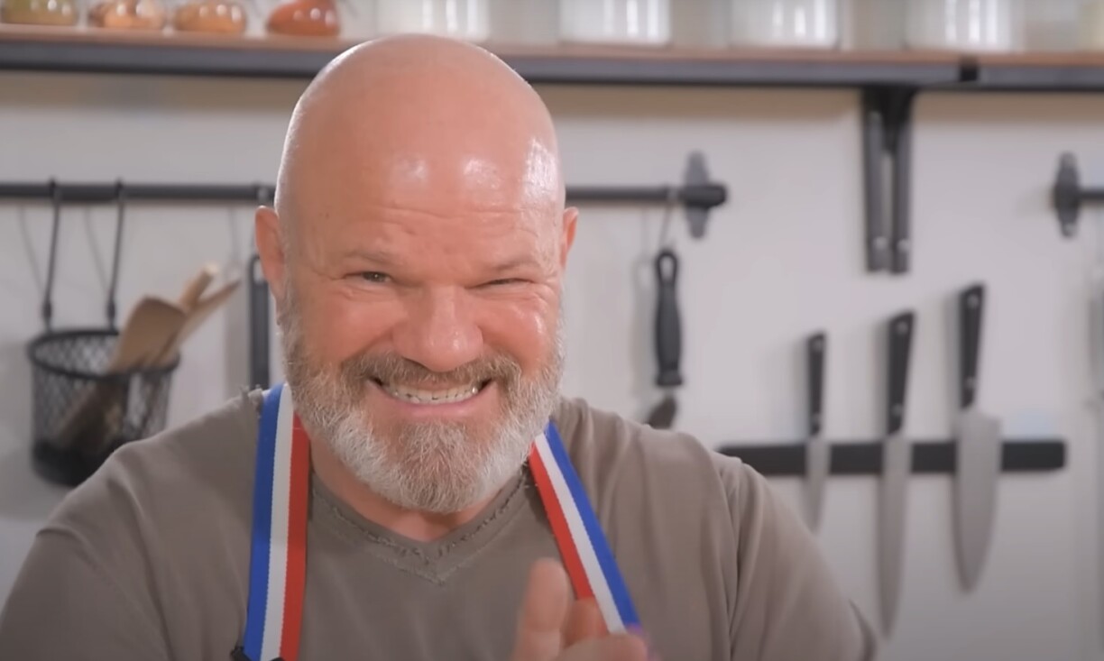 Regardez moi cet air malicieux du chef qui s'apprête à commettre une terrible offense culinaire...