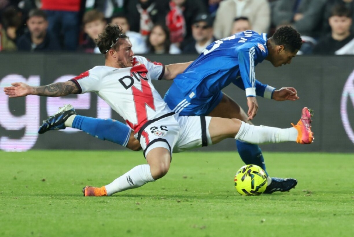 Alfonso Espino (Rayo Vallecano) tacle le milieu du Real Madrid Jude Bellingham en Liga au Stade de Vallecas le 9 novembre 2025.