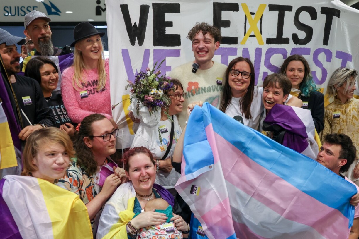 Le chanteur suisse Nemo à son arrivée à l'aéroport de Zurich après sa victoire à l'Eurovision.