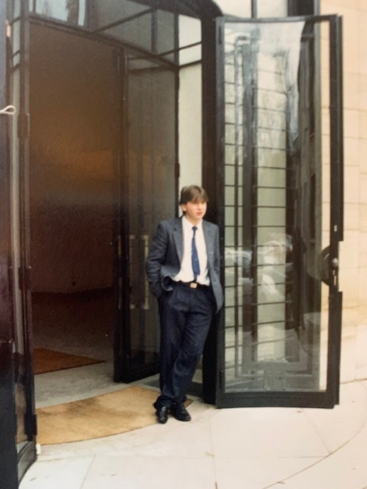 De Jeannot Muller virun der Dier vun der Villa Louvigny, deemools Sëtz vun RTL.