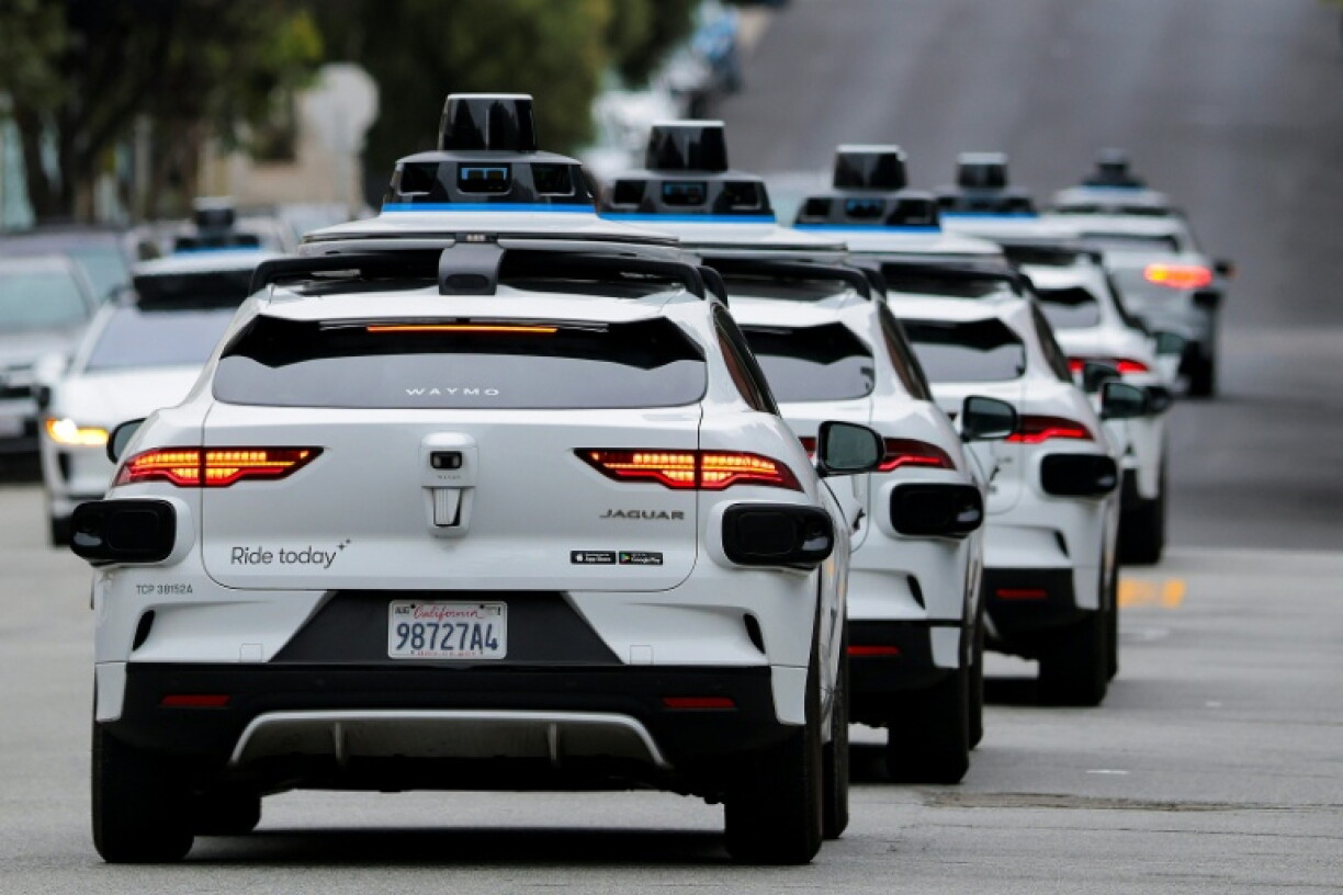 Die Fahrdienstleister Uber und Wayve haben am Donnerstag erstmals kommerzielle Robotaxi-Fahrten in London angeboten. Die Einführung des fahrerlosen Taxidienstes für die Öffentlichkeit erfolge "schrittweise", sagte die Uber-Produktchefin Wendy Lee AFP.
