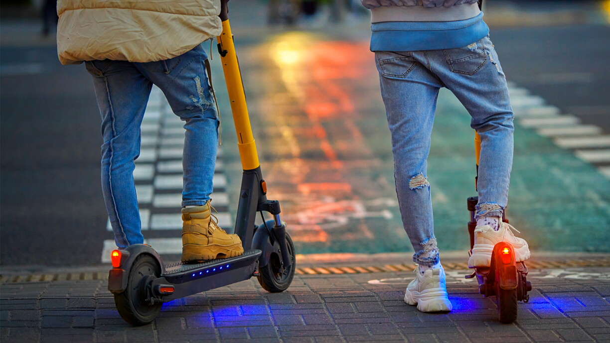 Zwou Persounen op enger E-Trottinett.