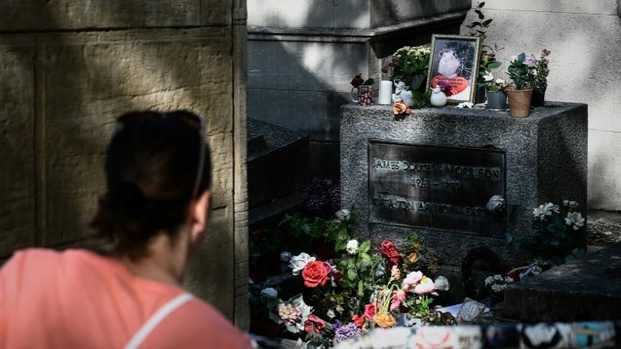 Den Jim Morrison ass um Père Lachaise-Kierfecht zu Paräis begruewen.