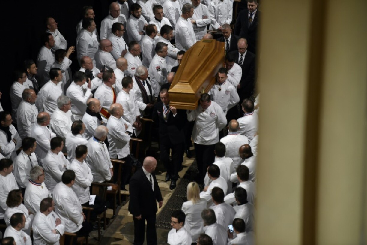 De Begriefnis vum Paul Bocuse an der Kathedral Saint Jean zu Lyon.