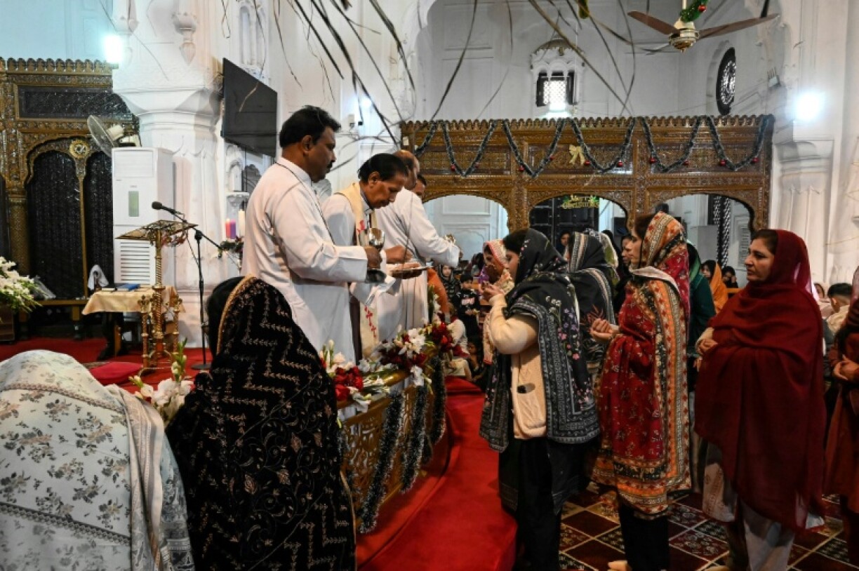 Des fidèles rassemblés pour prier à l'occasion de Noël à l'église All Saints de Peshawar, le 25 décembre 2025 au Pakistan
