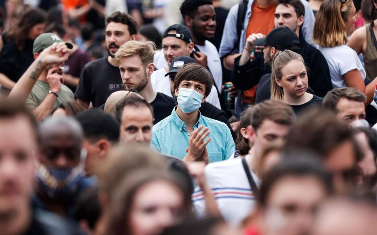 Un homme portant un masque de protection, au beau milieu de personnes beaucoup moins prévoyantes, le 21 juin dernier lors de la fête de la musique en France.