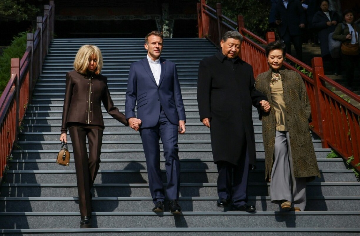 Le président français Emmanuel Macron (2e g), son épouse Brigitte Macron (g), le président chinois Xi Jinping (2e d) et sonépouse Peng Liyan (d) visitent le site séculaire du barrage du Dujiangyan, dans la province du Sichuan, le 5 décembre 2025