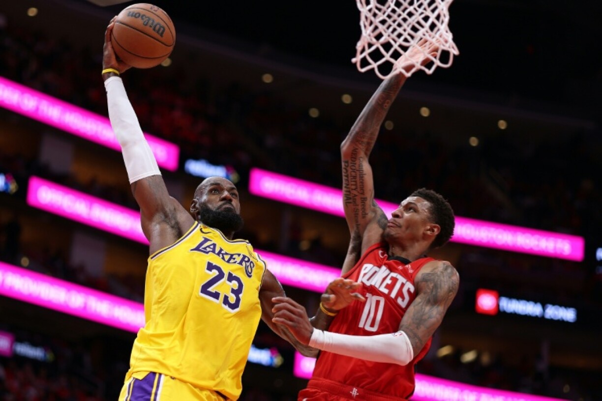 LeBron James (g) marque un panier malgré la défense de Jabari Smith Jr lors du match 6 du premier tour des play-offs de NBA entre les Los Angeles Lakers et les Houston Rockets, le 1er mai 2026 à Houston