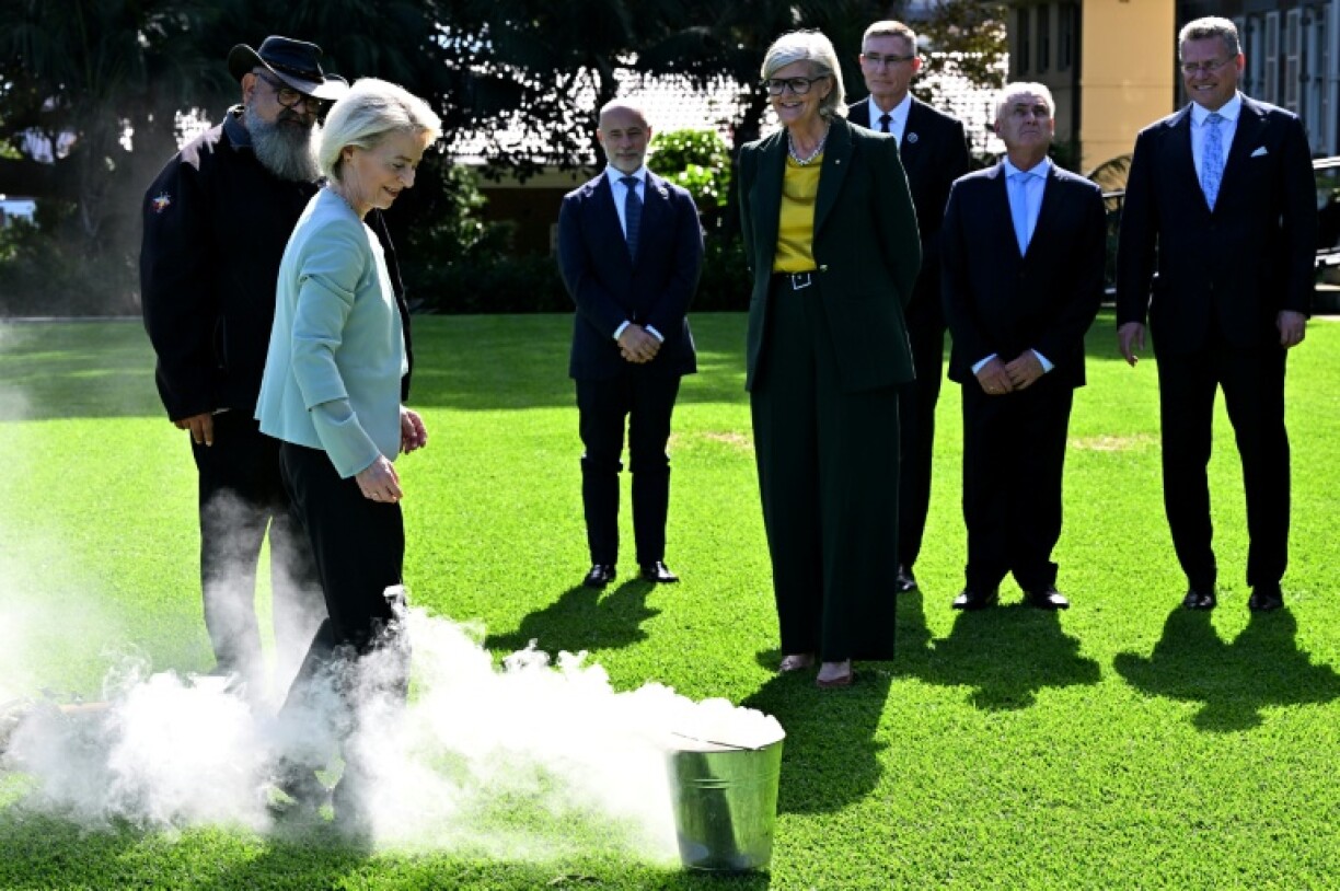 La présidente de la Commission européenne, Ursula von der Leyen, participant à une cérémonie traditionnelle aborigène, avec la gouverneure générale de l'Australie Sam Mostyn, à Sydney le 23 mars 2026.