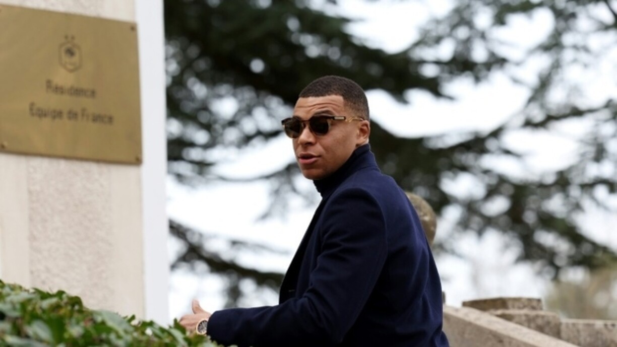 L'attaquant star de l'équipe de France Kylian Mbappé à son arrivée à Clairefontaine, le 20 mars 2023