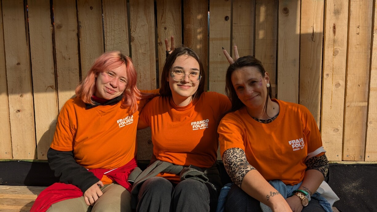 Gwenn, Maëlan et Flavia, bénévoles aux Francofolies 2025.