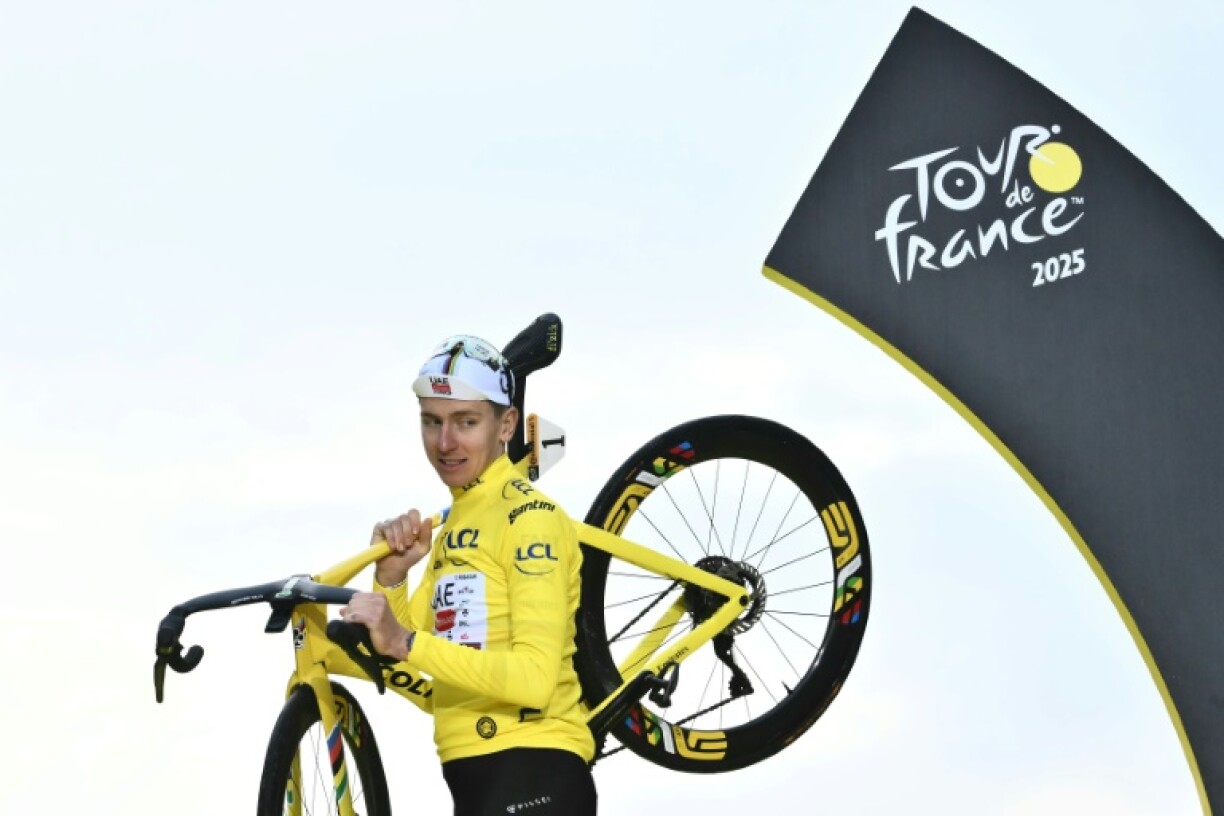 Tadej Pogacar sur le podium du Tour de France à l'issue de la dernière étape, le 27 juillet 2025 à Paris