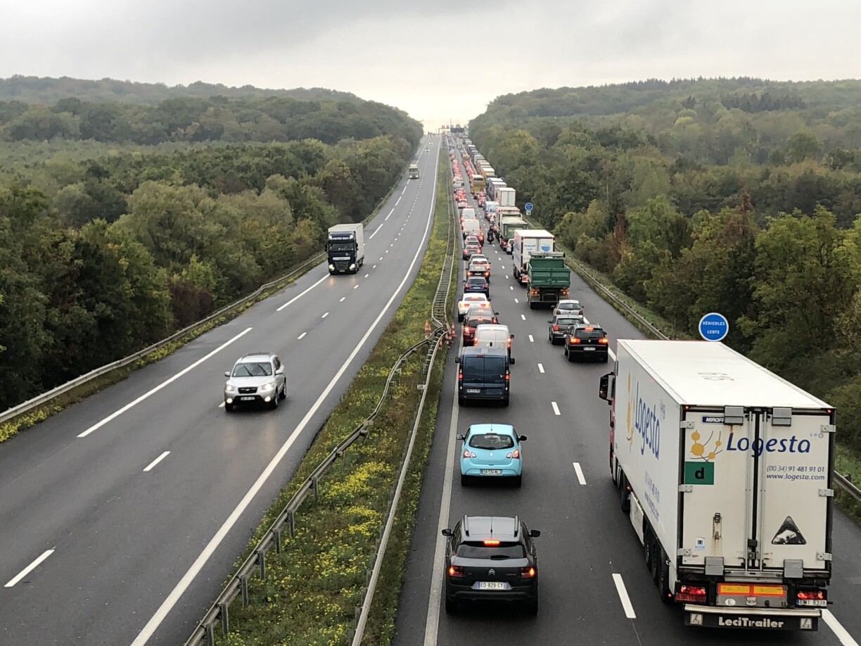 Une scène quotidienne aux abords de la frontière sur l'A31 avant la crise du coronavirus. Mais le trafic a reculé depuis.