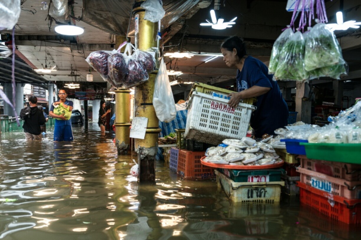 Fresh produce at market stalls was kept dry in polystyrene foam boxes or hanging just above the water level