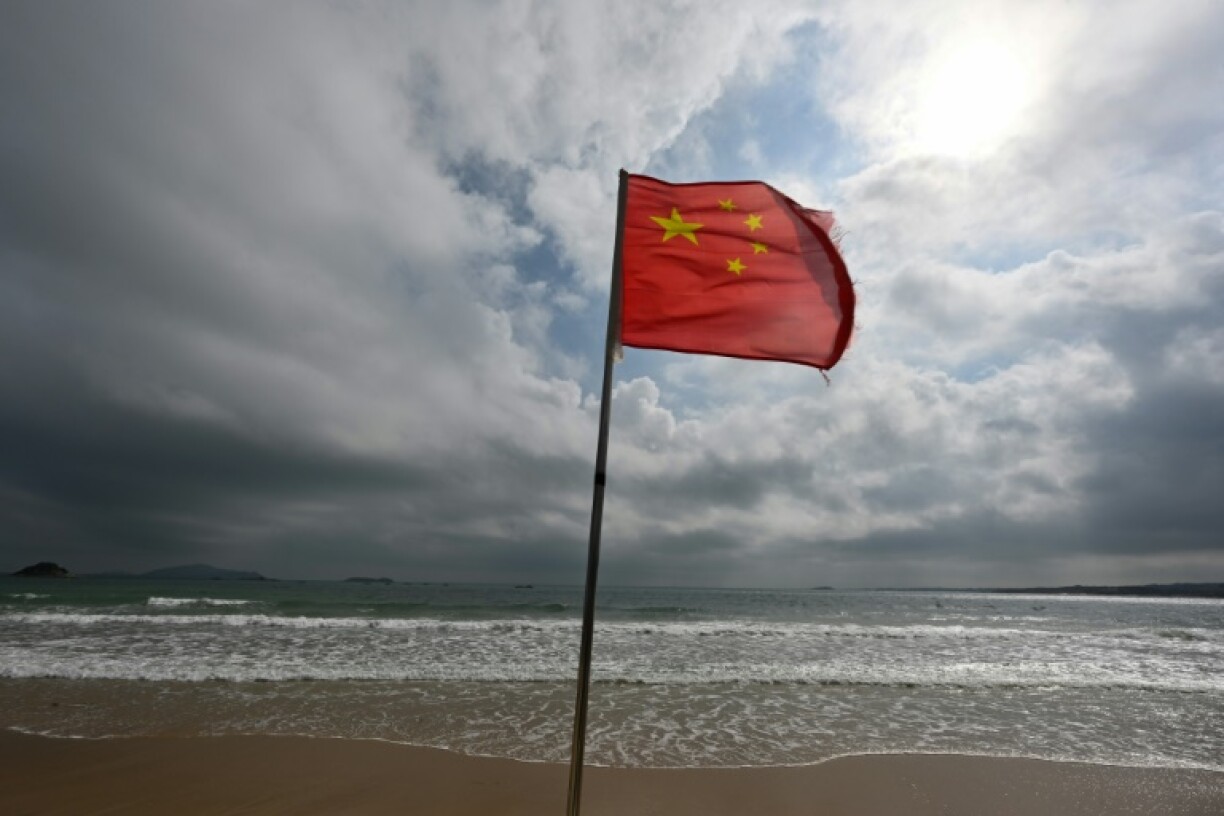 Un drapeau chinois sur une plage de l'île de Pingtan, le point de la Chine continentale le plus proche de l'île de Taïwan, dans la province chinoise du Fujian, le 15 octobre 2024.