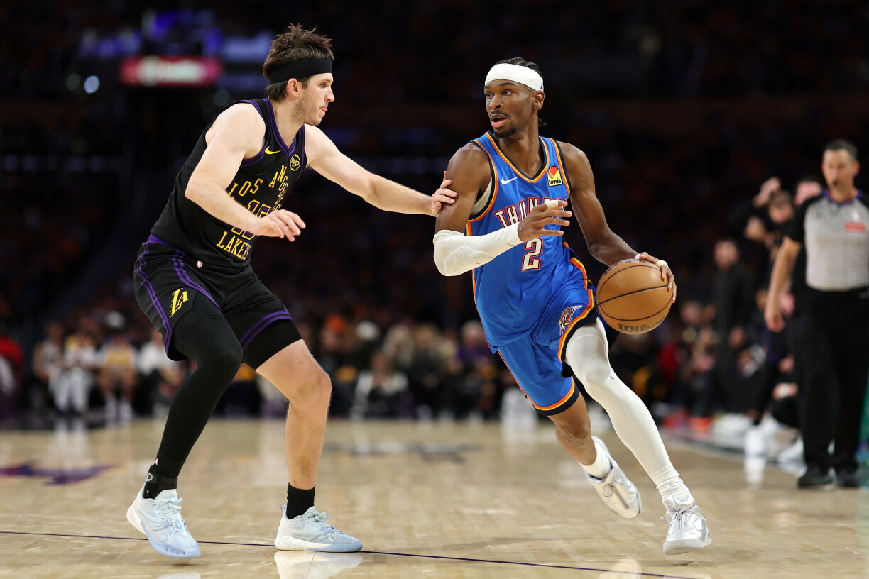 De Shai Gilgeous-Alexander (Nummer 2) steet et just mat sengen Oklahoma City Thunders an de Conference Finals, mä gouf och nach zum wichtegste Spiller vun der Saison 2026 gewielt.