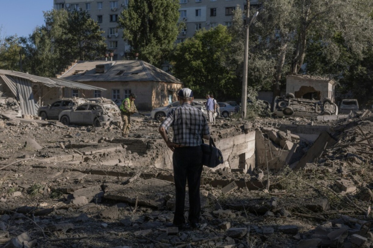 Un homme constate les dégâts après des frappes russe à Kiev le 20 août 2026