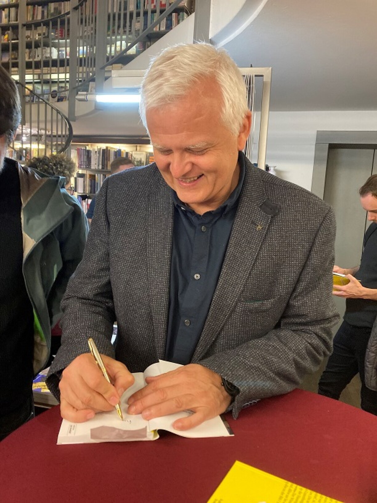 De Marc Graas signéiert säi Roman bei der Buchvirstellung an der Librairie Ernster