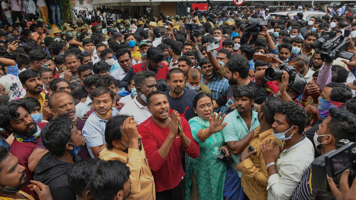 Dausende Fans hu sech virun der Klinick versammelt.