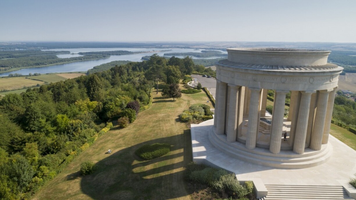 La colline surplombe le lac de Madine.