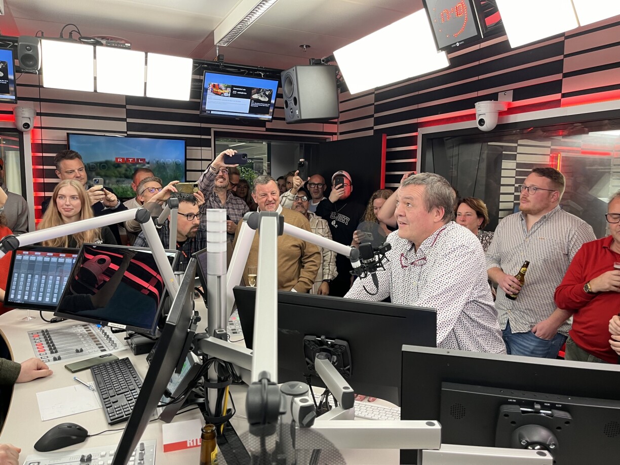 Net just de Roy Grotz huet live op der Antenn Äddi gesot, ma och vill vum Jean-Marc Sturm senge Mataarbechter ware mat dobäi.