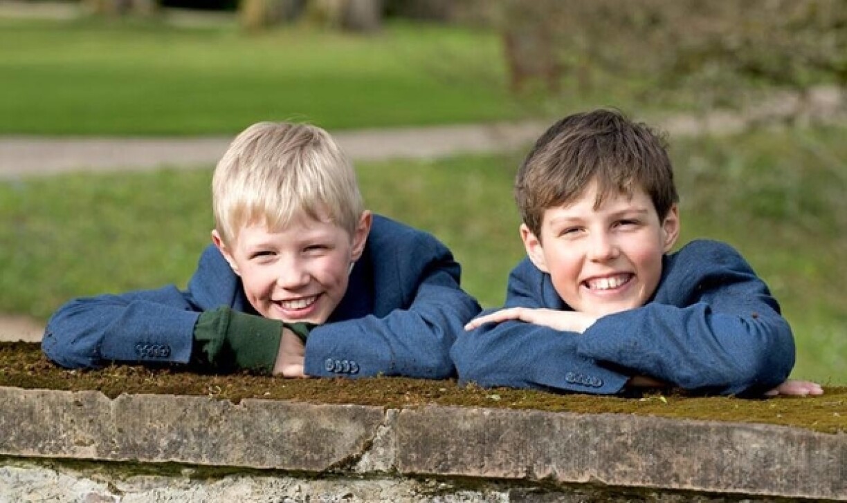 Prince Noah (left) and his older brother Prince Gabriel giving the camera a cheeky grin.
