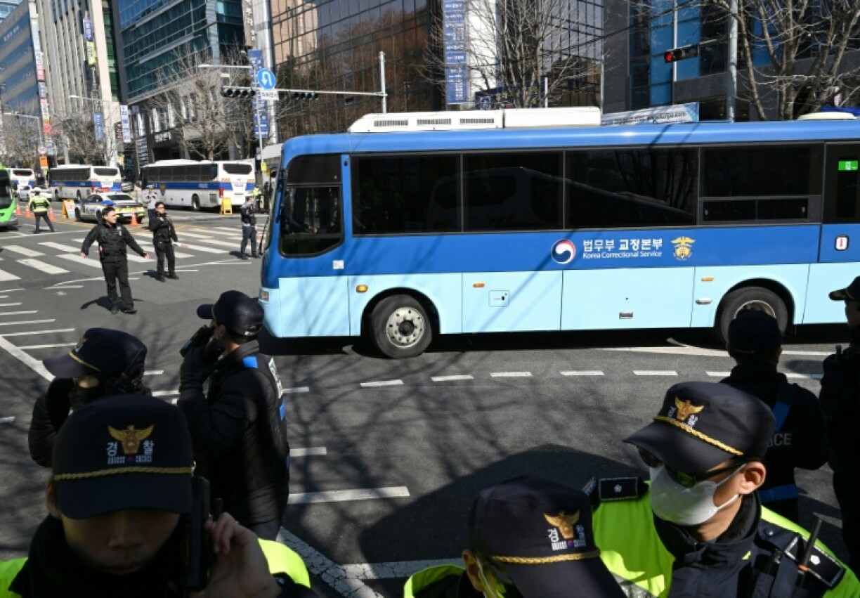 Un bus transportant l’ancien président sud-coréen destitué Yoon Suk Yeol, arrive au tribunal du district central de Séoul, à Séoul, le 19 février 2026