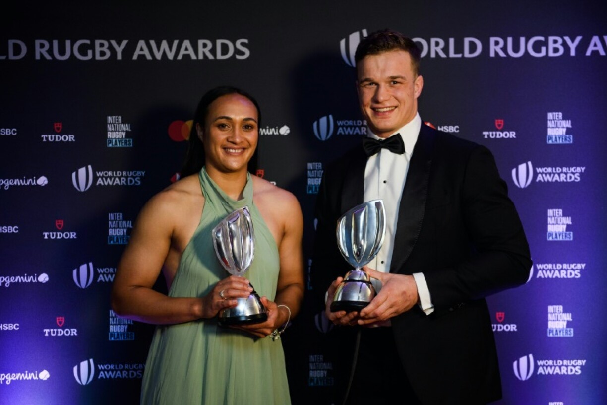 La Néo-Zélandaise Ruahei Demant (à gauche) et l'Irlandais Josh van der Flier (à droite), désignés meilleure joueuse et meilleur joueur de l'année 2022 lors de la cérémonie des Rugby Awards à Monaco le 20 novembre