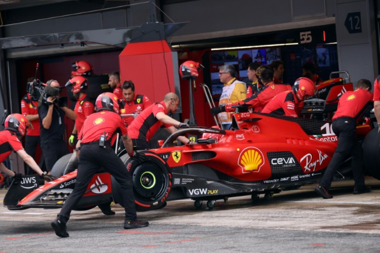 Le pilote de Formule 1 monégasque Charles Leclerc rentre avec sa Ferrari aux stands lors des qualifications du Grand Prix d'Espagne le 3 juin 2023 sur le circuit de Montmelo près de Barcelone.