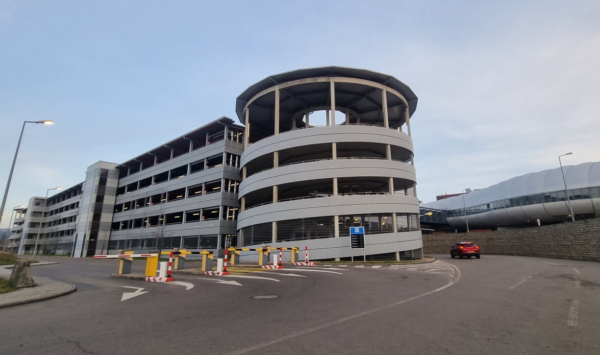 Ce parking de 1.600 places est souvent loin d'être rempli, malgré son emplacement idéal à la frontière... L'étrange politique tarifaire en cours depuis près de 2 ans n'est certainement pas étrangère à cela.