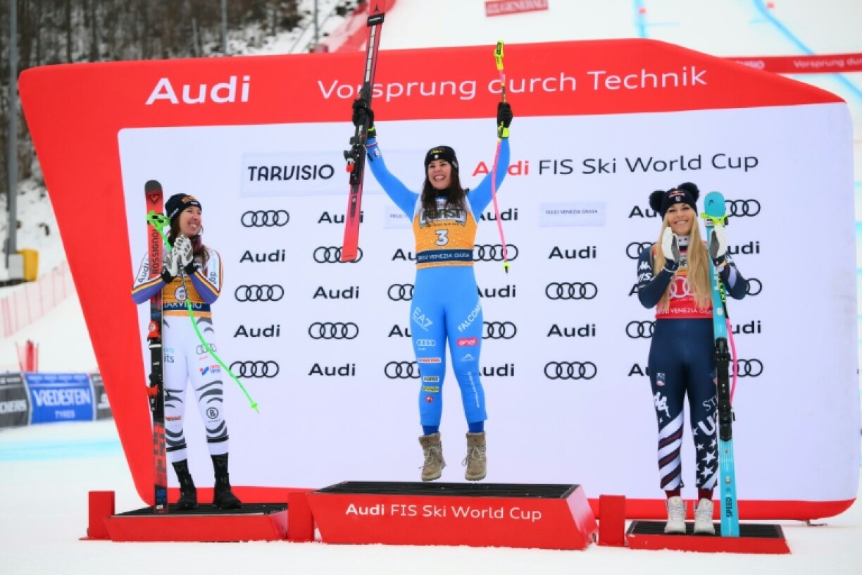 L'Italienne Nicol Delago sur le podium de la descente de Tarvisio avec l'Allemande Kira Weidle et l'Américaine Lindsey Vonn le 17 janvier 2026