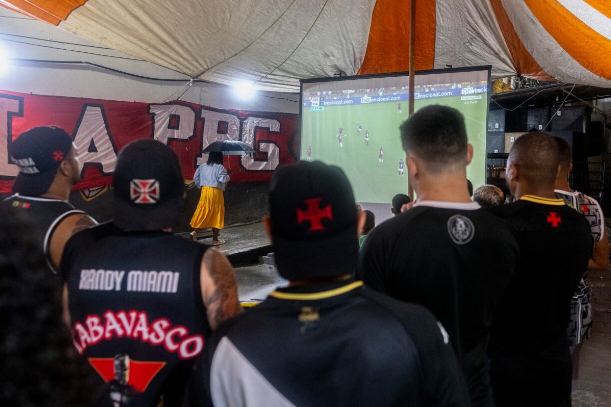 Des fans regardant un match dans un Pavao-Pavaozinho-Cantagalo à Rio de Janeiro.