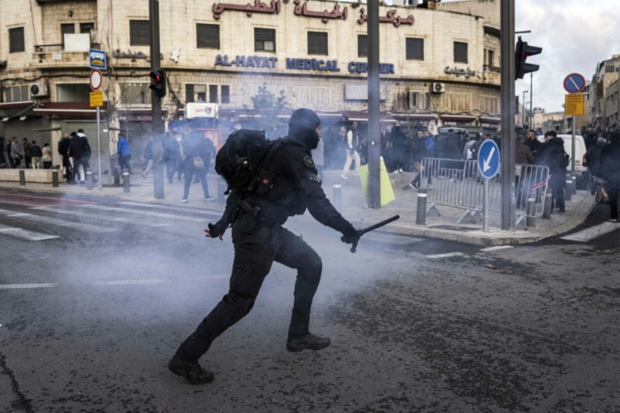 Les forces de sécurité israéliennes dispersent des fidèles musulmans qui avaient tenté de se rassembler à l'extérieur des remparts de la vieille ville de Jérusalem pour la prière matinale de l'Aïd al-Fitr, le 20 mars 2026
