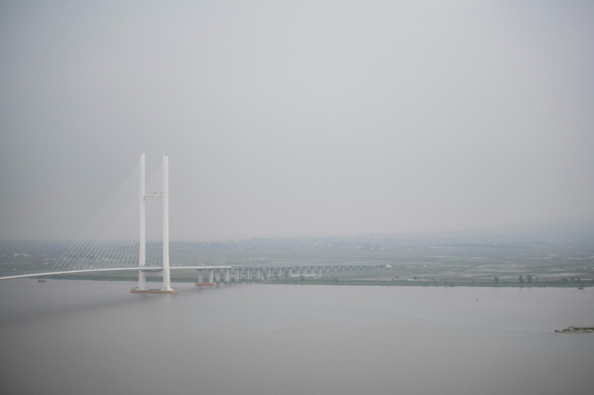 Une vue d'ensemble du nouveau pont routier sur le fleuve Yalu, menant à la ville nord-coréenne de Sinuiju, telle qu'aperçue depuis la ville frontalière de Dandong, dans la province chinoise du Liaoning (nord-est), le 30 mai 2018