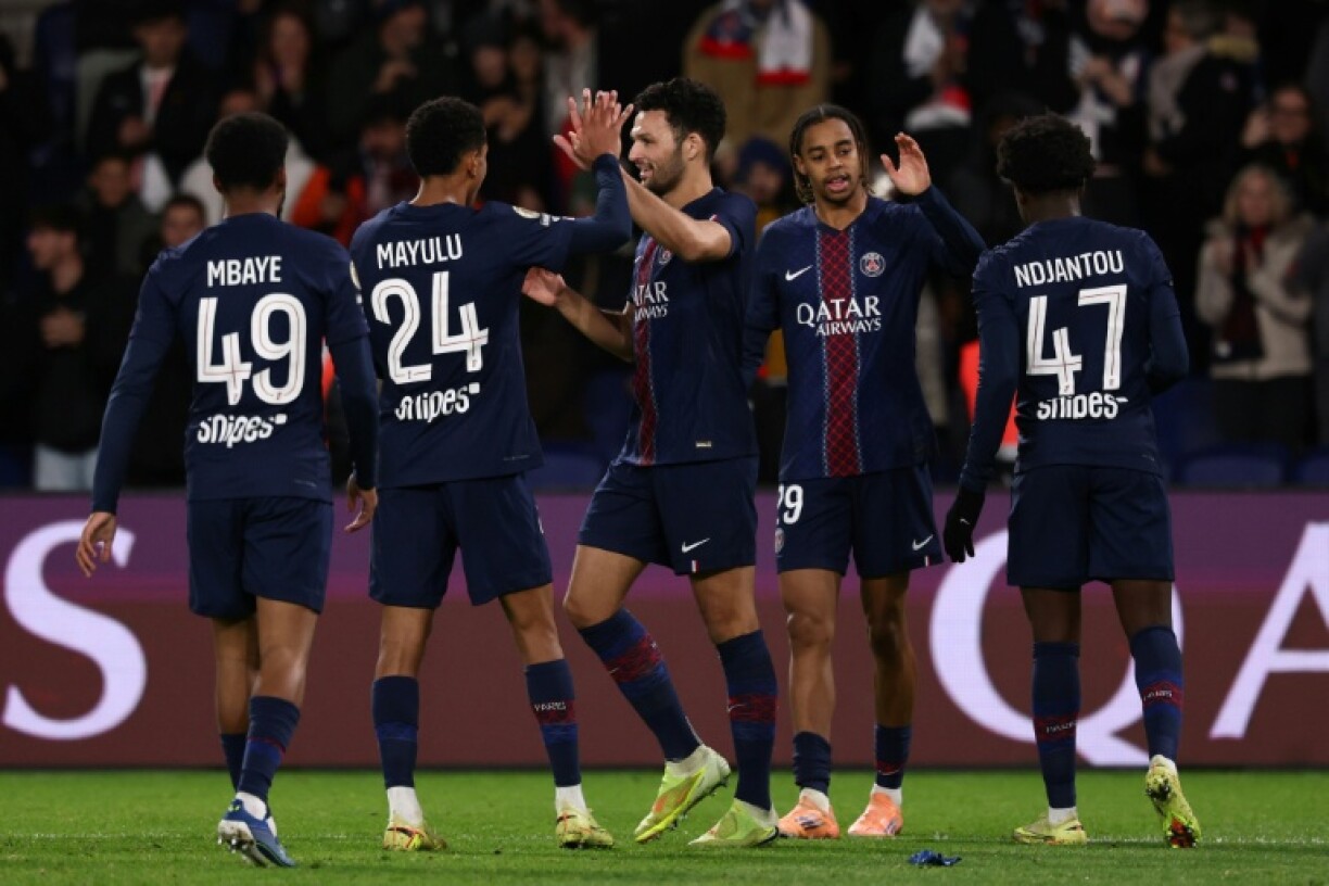 Les joueurs du Paris SG célèbrent un de leurs cinq buts inscrits face à Rennes, le 6 décembre 2025 à Paris