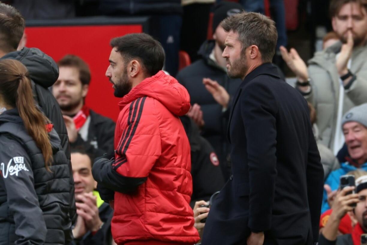 Manchester United captain Bruno Fernandes (L) and boss Michael Carrick