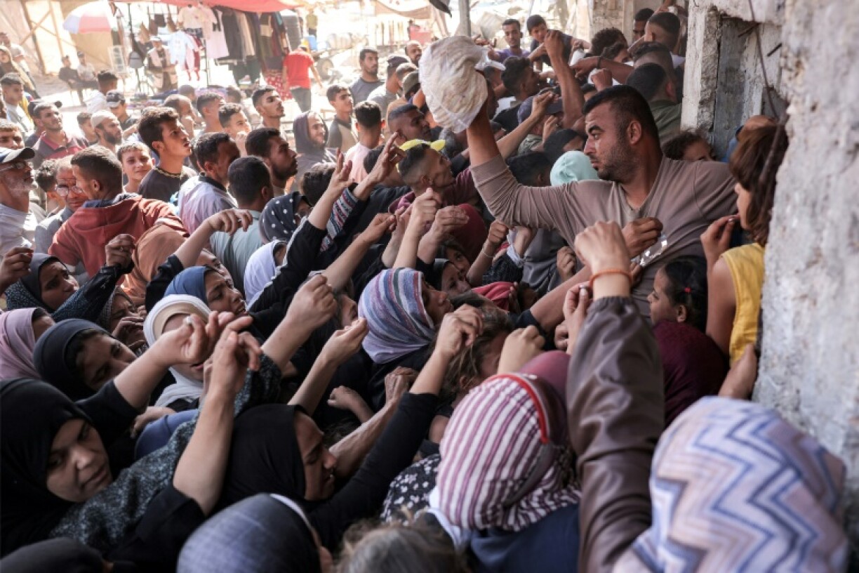 Une foule se presse devant une boulangerie de Khan Younès, dans le sud de la bande de Gaza, le 23 octobre 2024