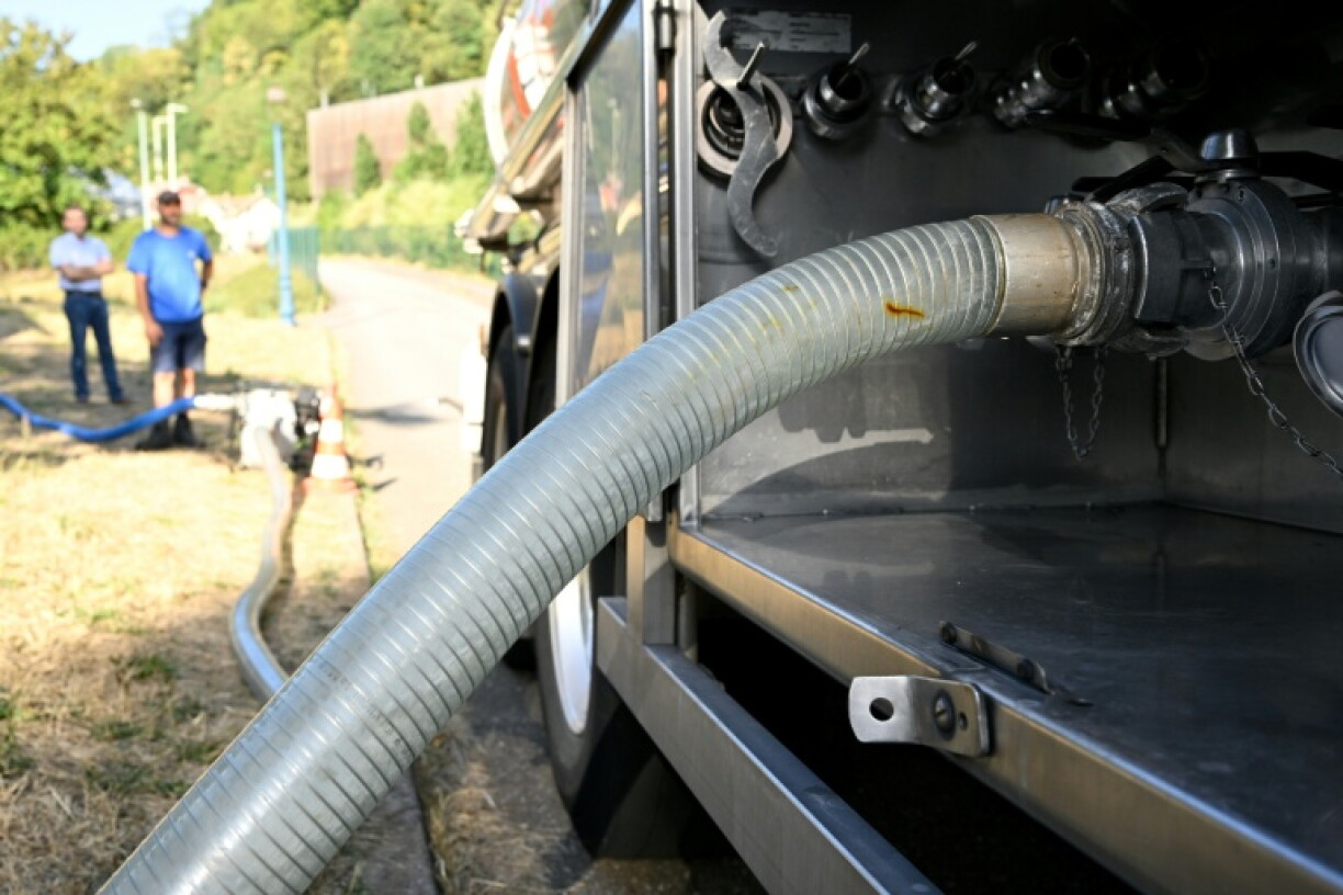 Un tuyau connecté à un camion-citerne venu ravitailler en eau la commune de Sainte-Marie-aux-Mines, dans le Haut-Rhin, le 11 août 2026