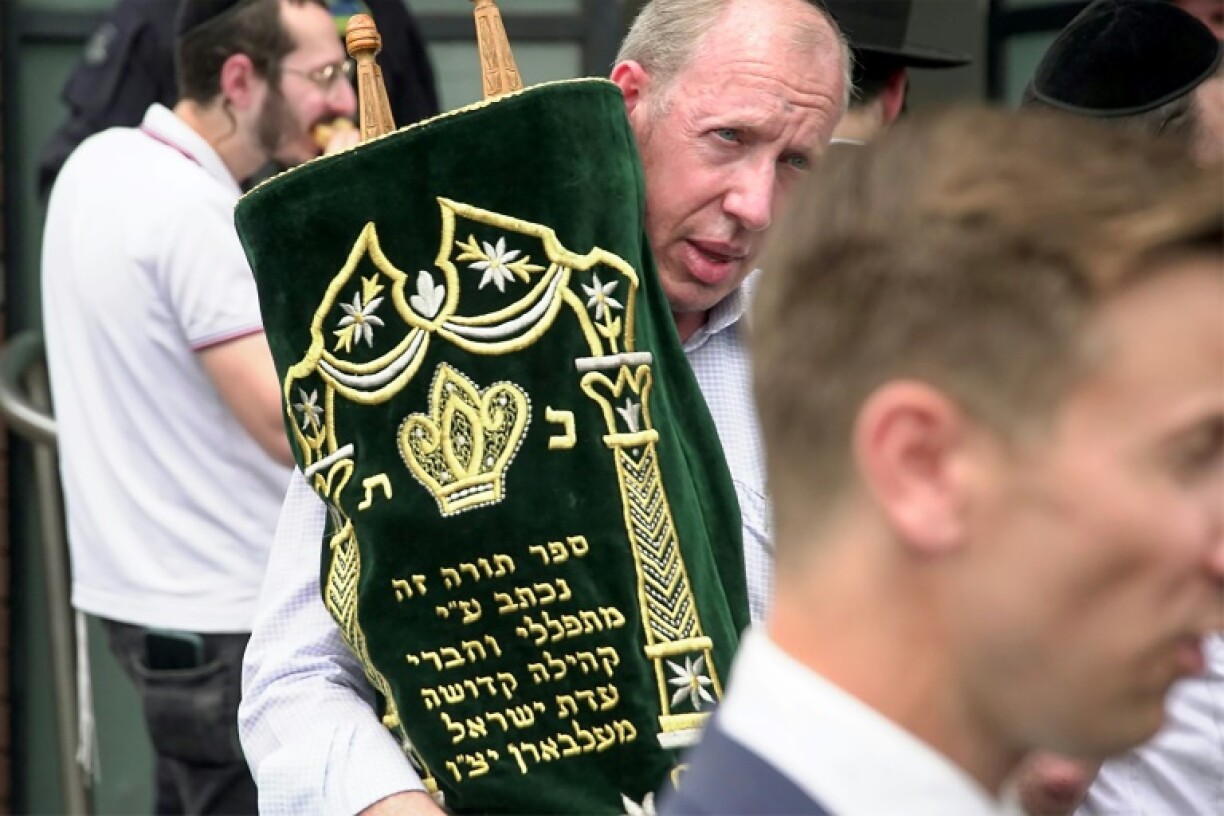 Congregants formed a human chain to carry objects out of the synagogue