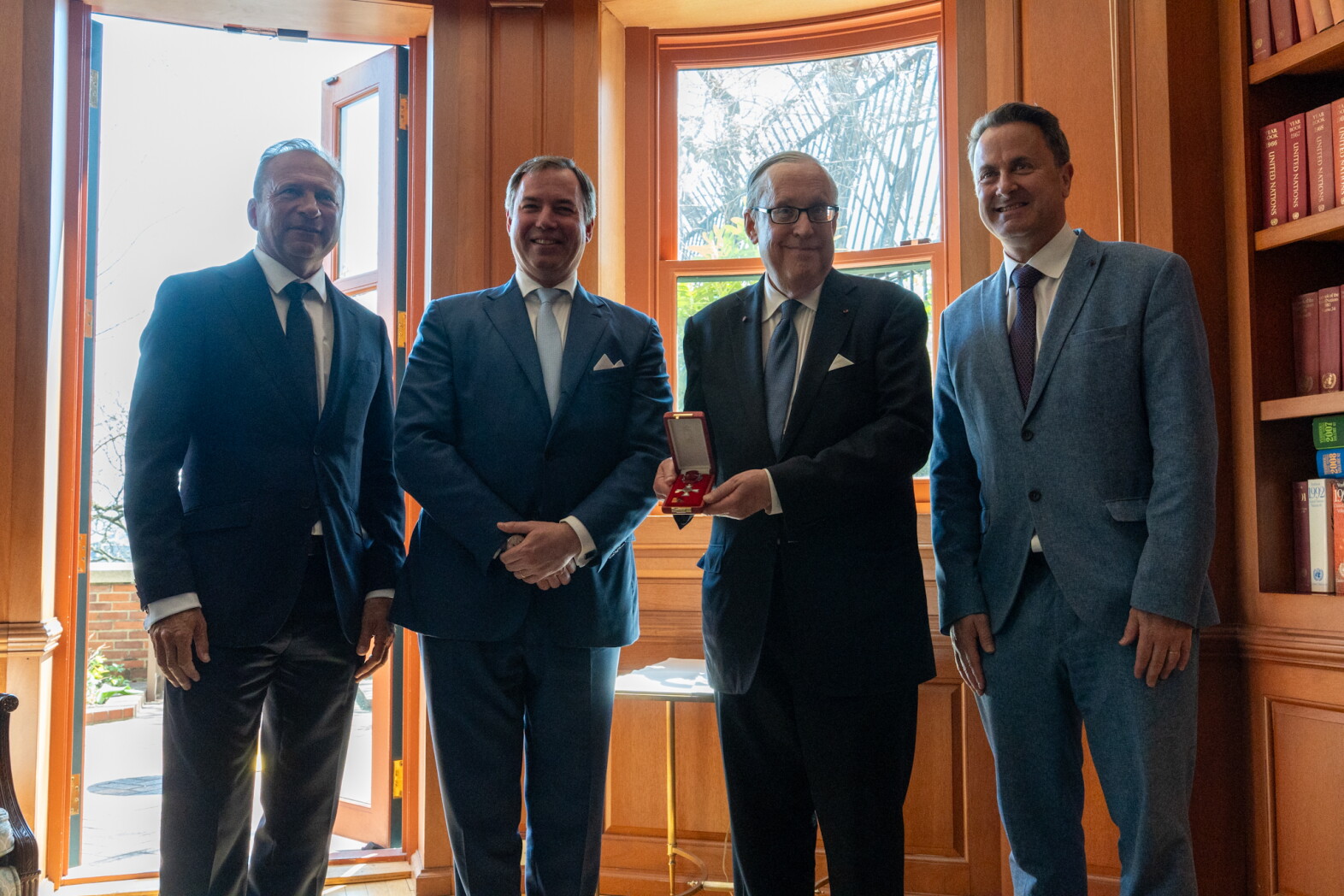 (de g. à dr.) Gilles Roth, ministre des Finances ; S.A.R. le Grand-Duc ; Leonard Levie, officier de l’ordre du mérite ; Xavier Bettel, Vice-Premier ministre, ministre des Affaires étrangères et du Commerce extérieur, ministre de la Coopération et de l'Action humanitaire