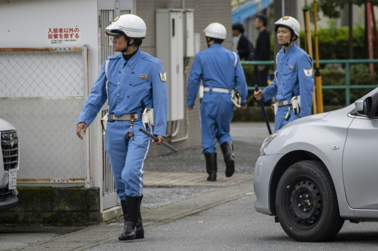 Des policiers cherchent un ours sauvage dans la ville de Utsunomiya, au nord de Tokyo au Japon, le 9 juin 2026