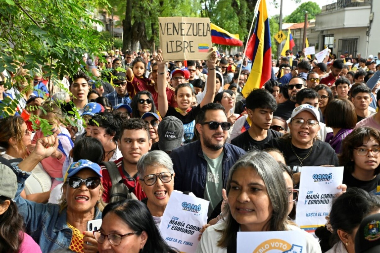 Venezuelans in Uruguay rally in support of opposition leader Edmundo Gonzalez Urrutia outside the presidential residence in Montevideo