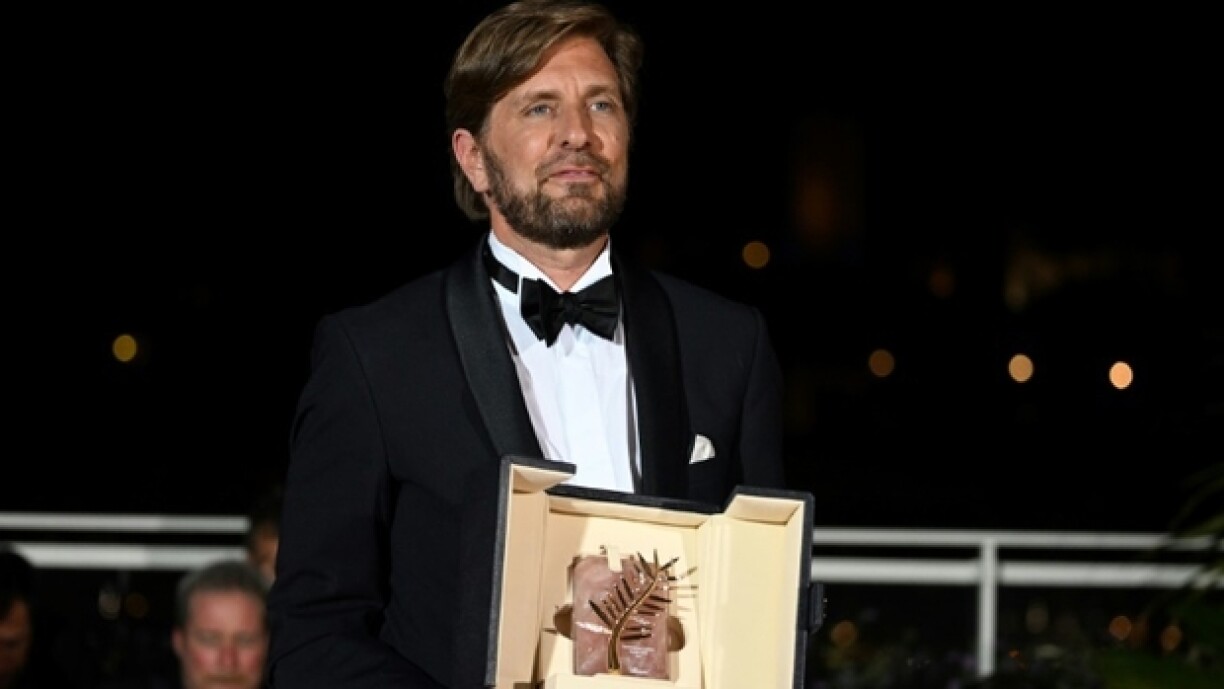 Le réalisateur suédois Ruben Östlund pose avec la Palme d'or décernée pour son film